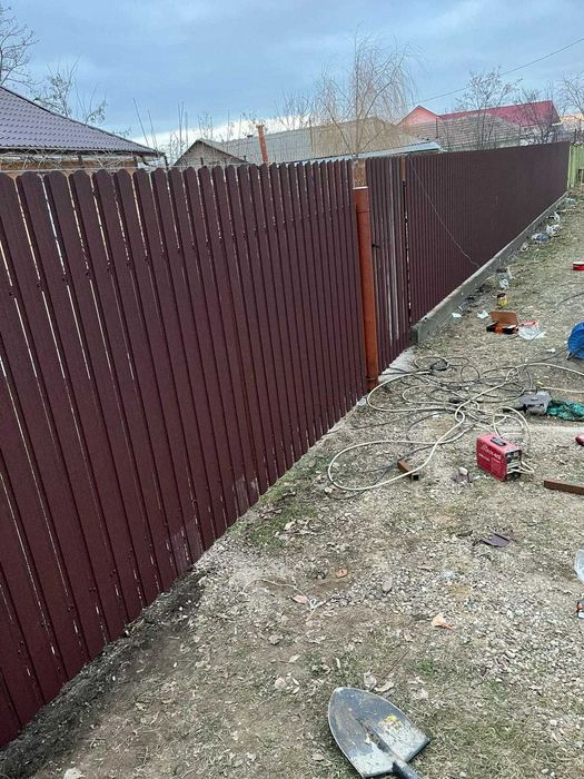 Construim Garduri si Porti din Panou stil Jaluzele, Sipca Metalica, Tabla Cutata, Plasa Bordurata, Fier Forjat BCA si alte modele disponibile