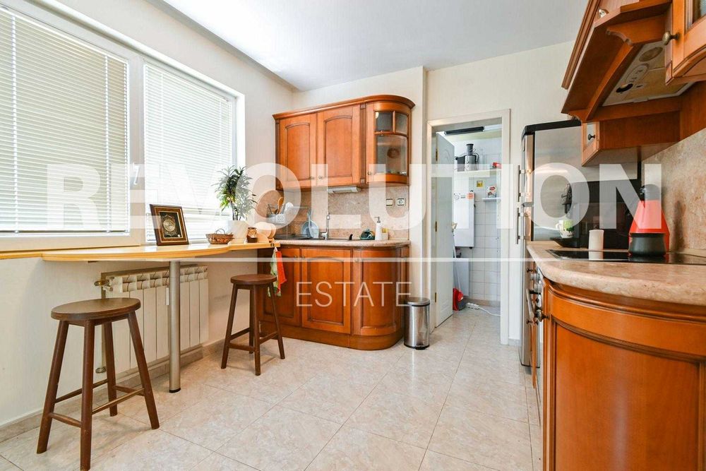 Дава се под наем Тристаен апартамент в София, Лозенец - 117 кв.м за 1000 € - Снимка #2