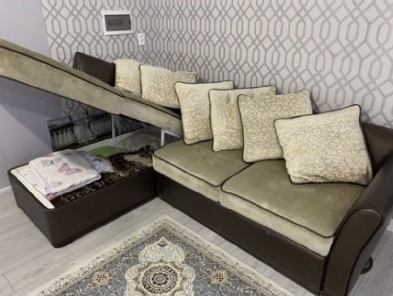 Диван с подушками