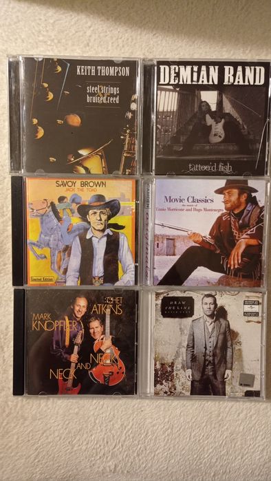 CD диски с музыкой разных направлений.