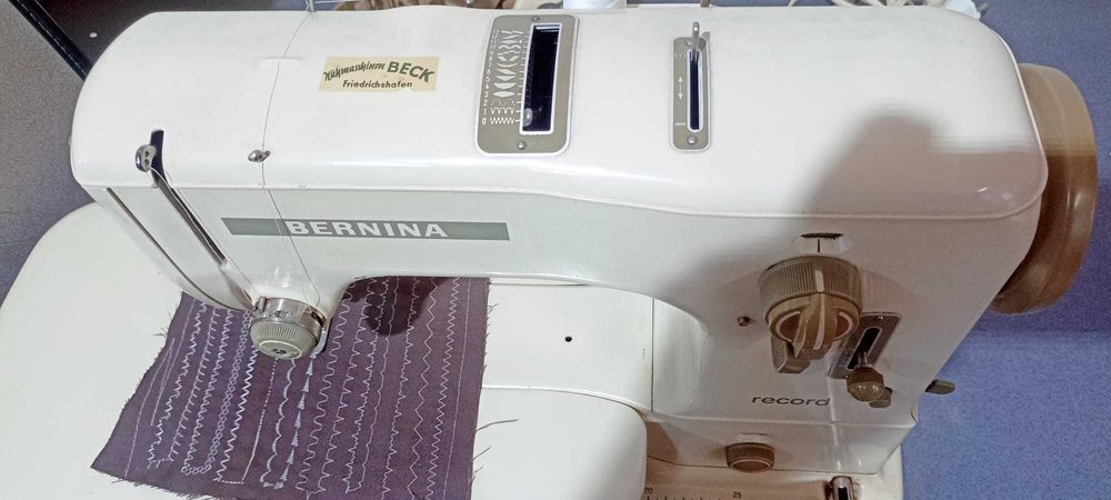 Masina de cusut Bernina Record cu tija de acctionare la genunchi