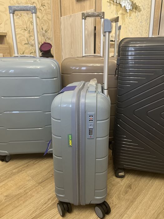 Новые чемоданы разных размеров