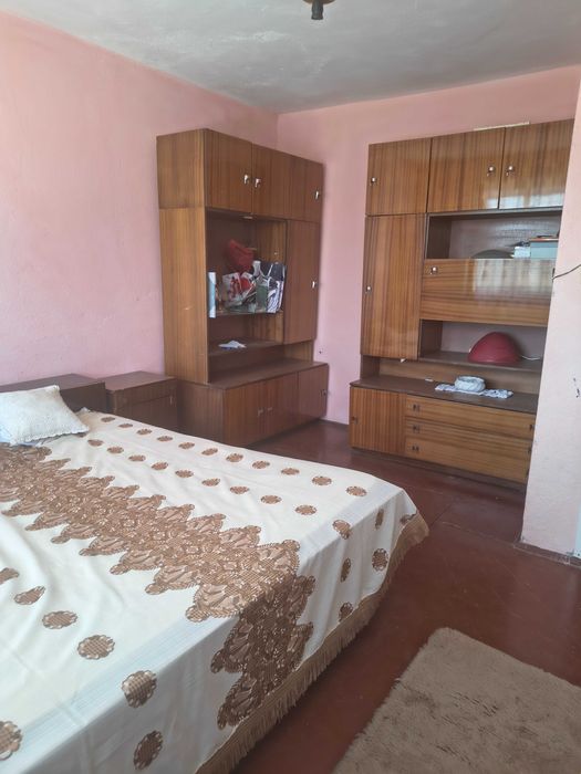 0888909923Продавам двуетажна къща в с.Горник на 3км от Червен бряг на тихо и спокойно място