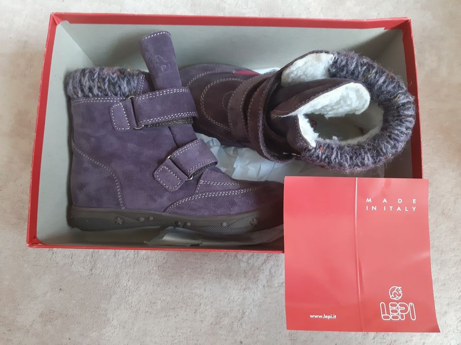 Обувь для девочки разная