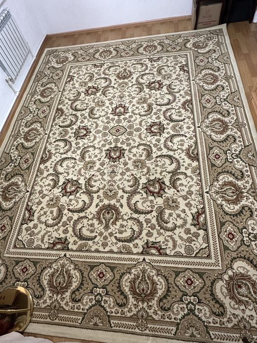 Ковер с ворсами в отличном состоянии