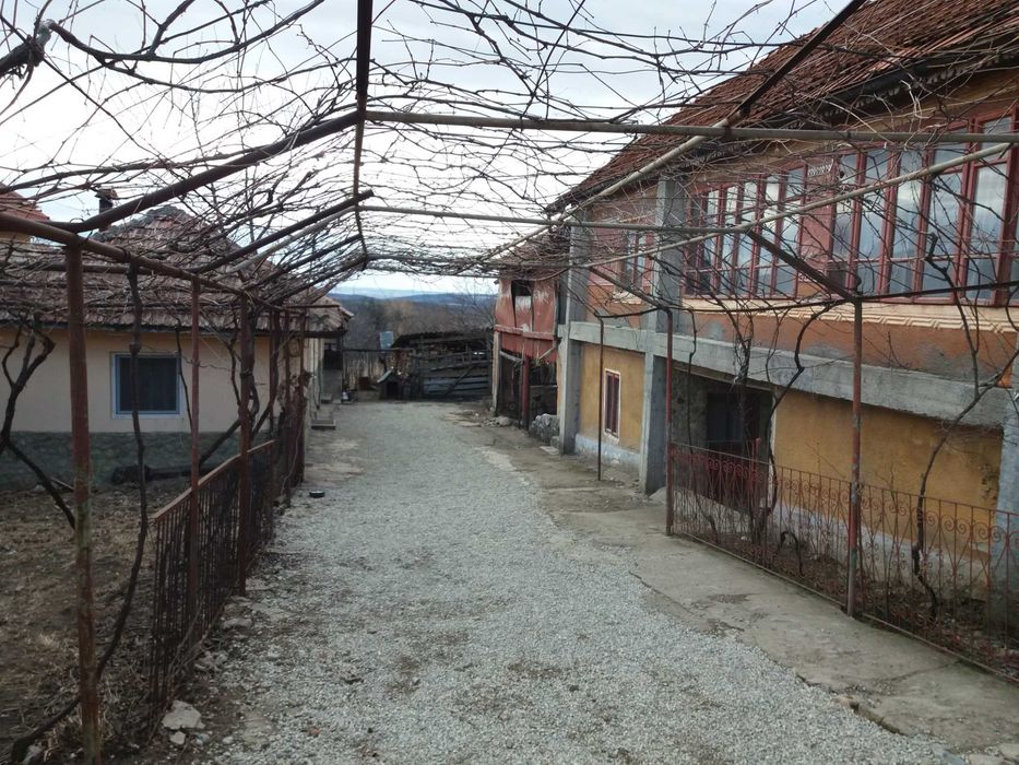 PROPRIETAR, ofer spre vânzare casă și teren, situată în comuna Runcu
