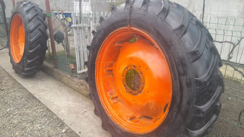 Vând 2 roți de tractor cu jante originale .