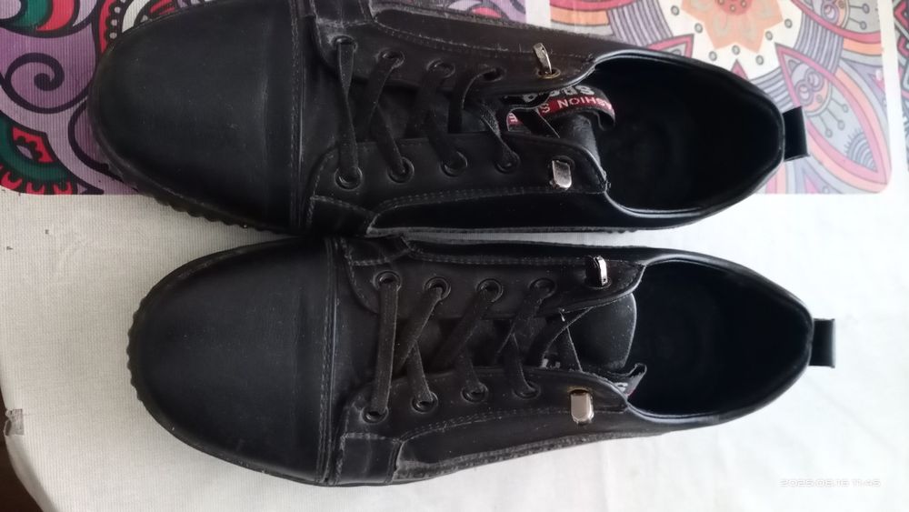 Туфли на мальчика 38 и 39 размер.