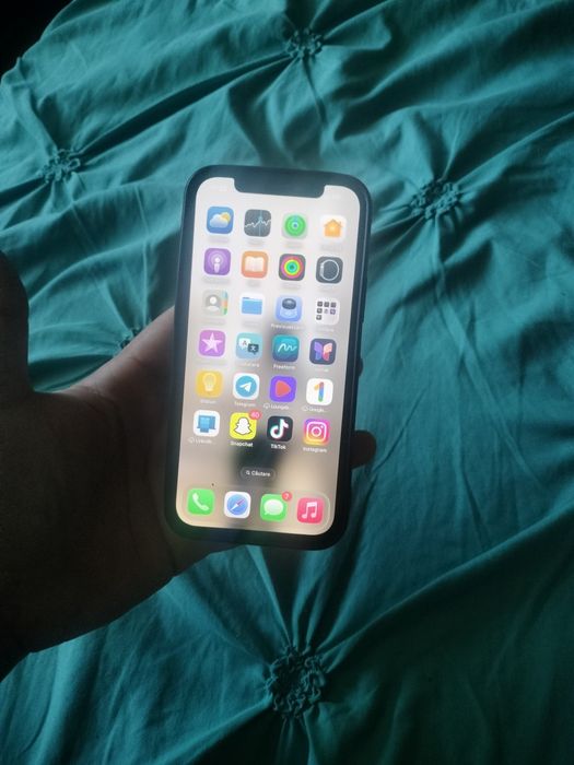 Vând iPhone 12 simplu