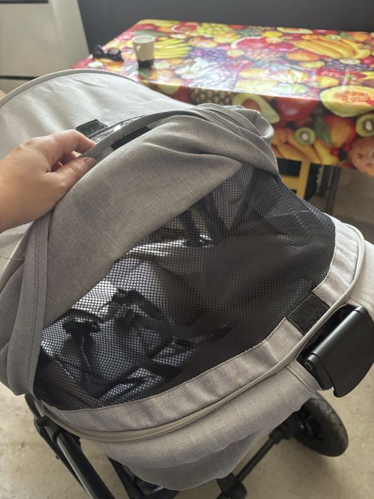 Продавам бебешка количка kinderkraft