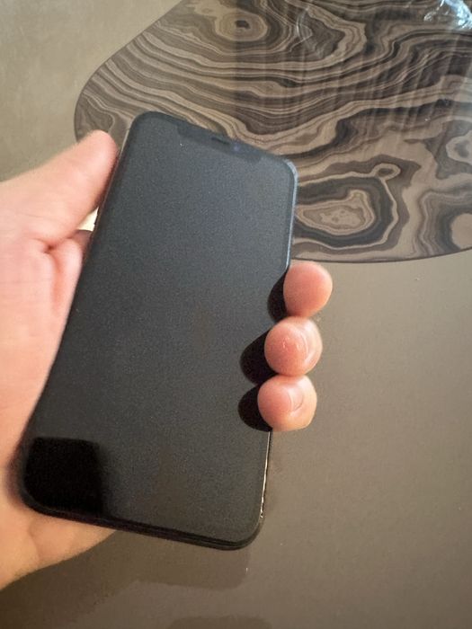 Vand iphone 11 pro + airpods cadou