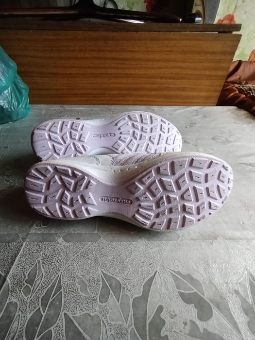 Женские кроссовки 40р