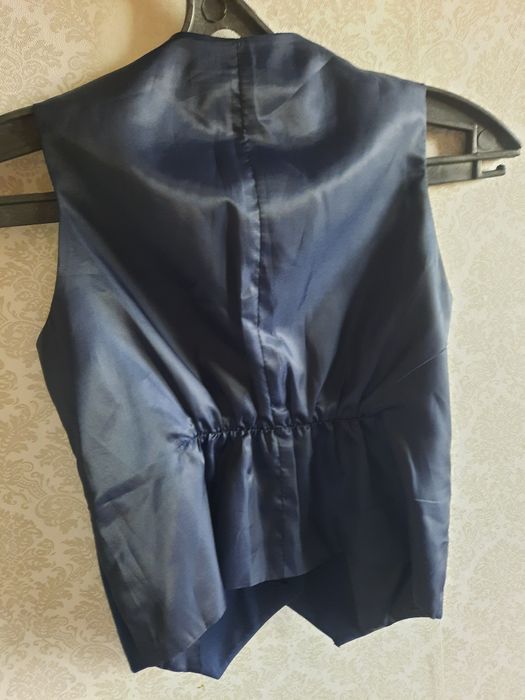 Пиджак,брюки, жилетка школьная.