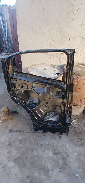 Byd seugell chap oldi va orqa eshik