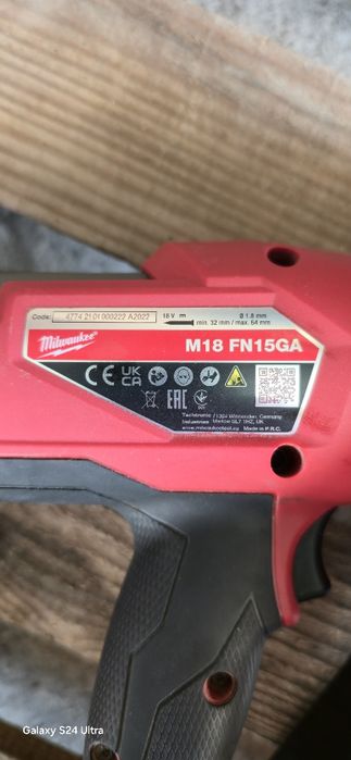 акумулаторен такер за пирони Milwaukee M18 FN15GA от професионалната серия FUEL.