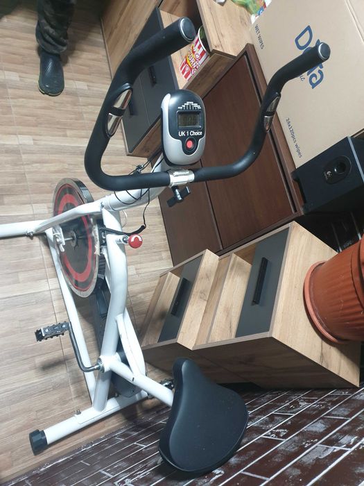 Велоергометър със сензор за пулс, бяло и червено