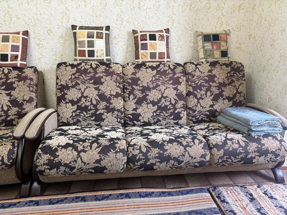 продается диван с креслами