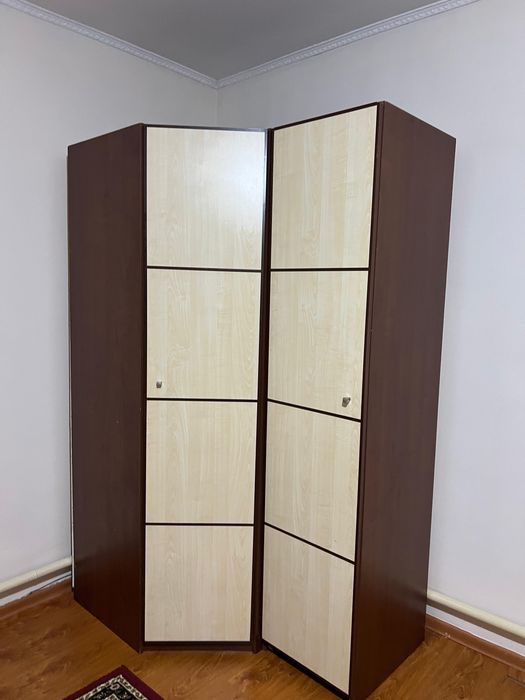 шкаф с зеркалом и тумбочками