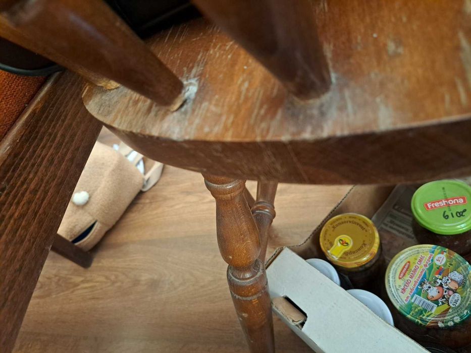 продавам 4 дървени столове от бук - цена на бройка