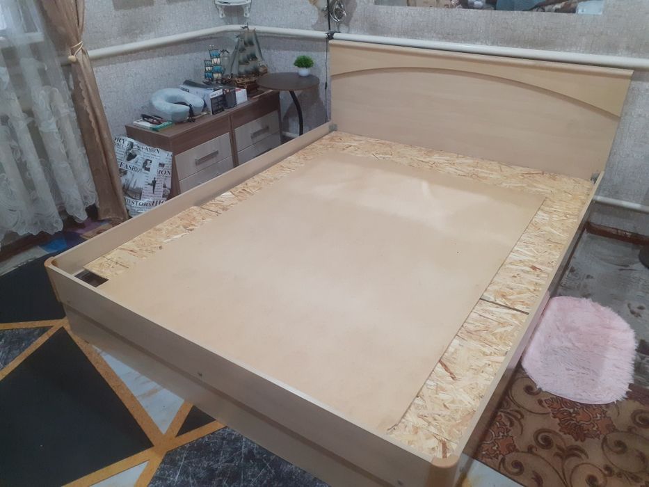 Продам кровать двуспальную с матрасом