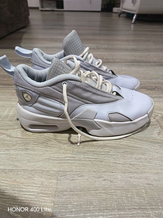 Adidași jordan aura 6