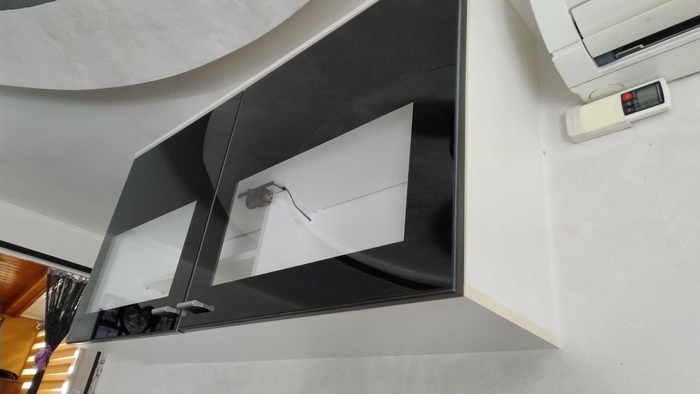 ШКАФ ЗА ХОЛ-/Черно и Бяло/