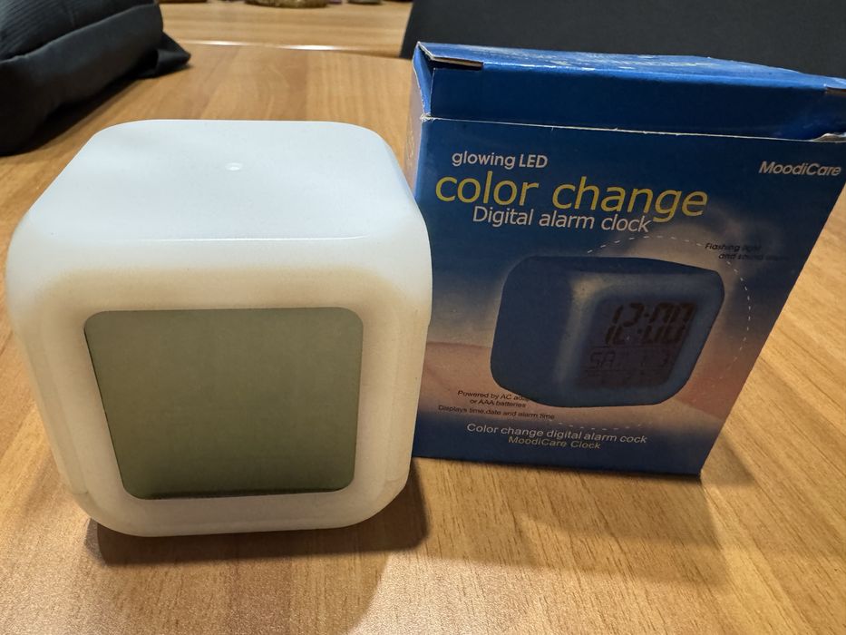 Ceas de masa luminos cu culori schimbabile