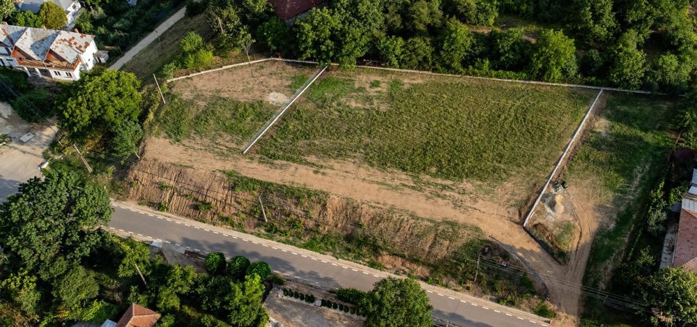 Teren de vanzare la Niscov ! Fiecare parcela detine cartea funciara  ,racordarea la apa exista deja pe 2 parcele. TERENUL SE AFLA LA STRADA  PRINCIPAL