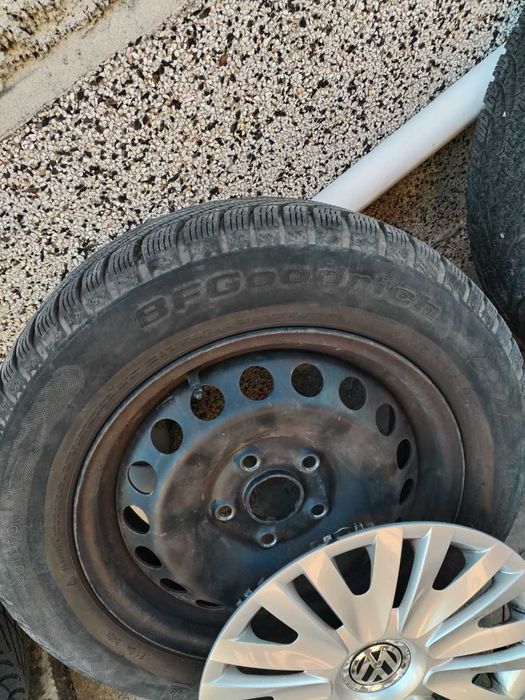 Продавам зимни гуми със стоманени джанти и оригинални тасове 15 цола.