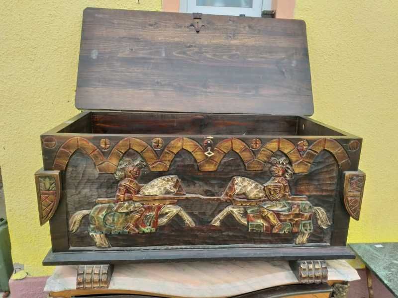 Cufar din lemn sculptat vintage