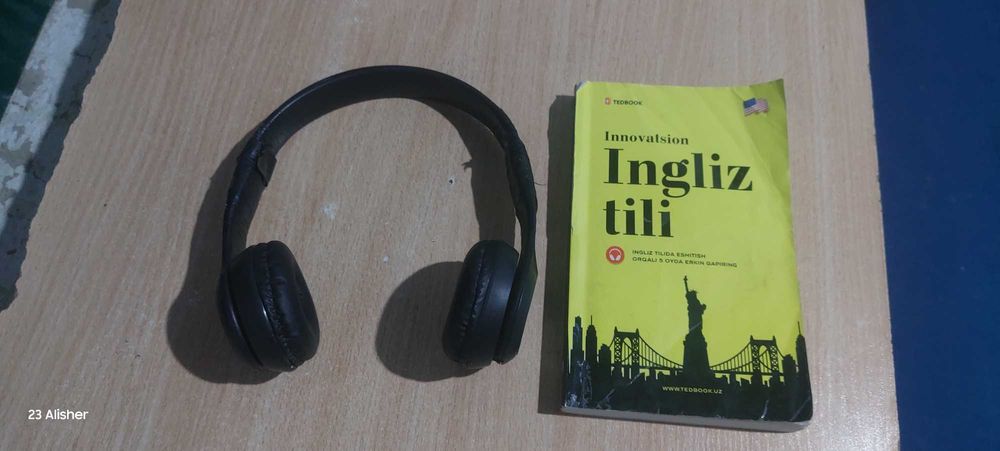 Texbook kitobi va Naushnigi 4 gb audio darsligi bilan.