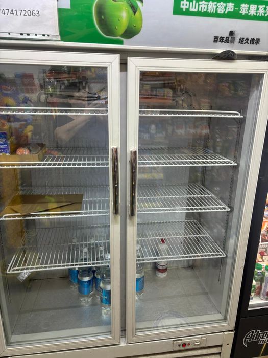 Продам витринный холодильник(не работает)