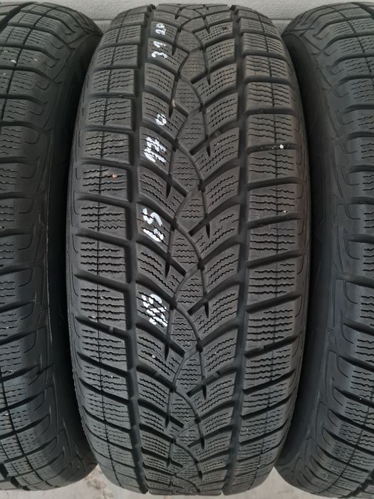 Зимни гуми 4 броя GOODYEAR UltraGrip 215 65 R17 доъщт 3120