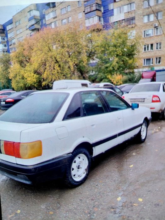 Ауди . Б3 . 1.8 срочно