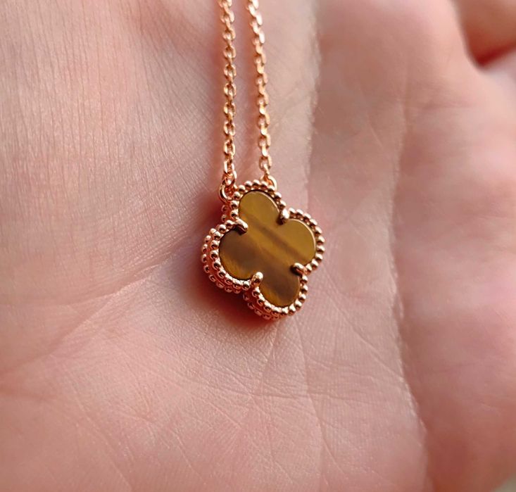 Колие с детелина на Van Cleef & Arpels с камъка тигрово око