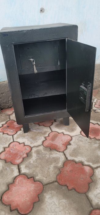 Sef  60 x43. Ikki kamerali  ichki  kamerasi ham qulflanadi