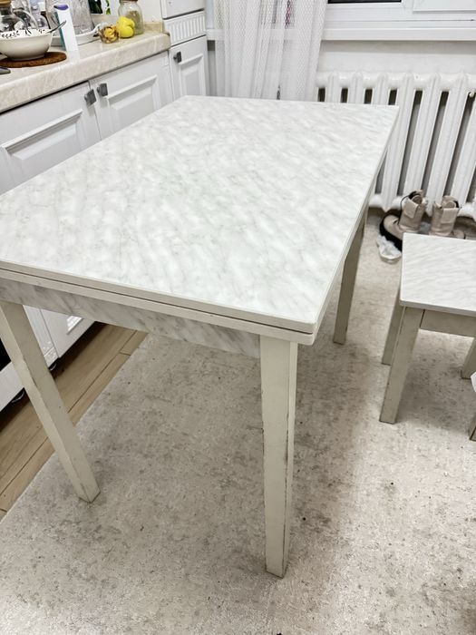 Продается Кухонный стол с табуретками