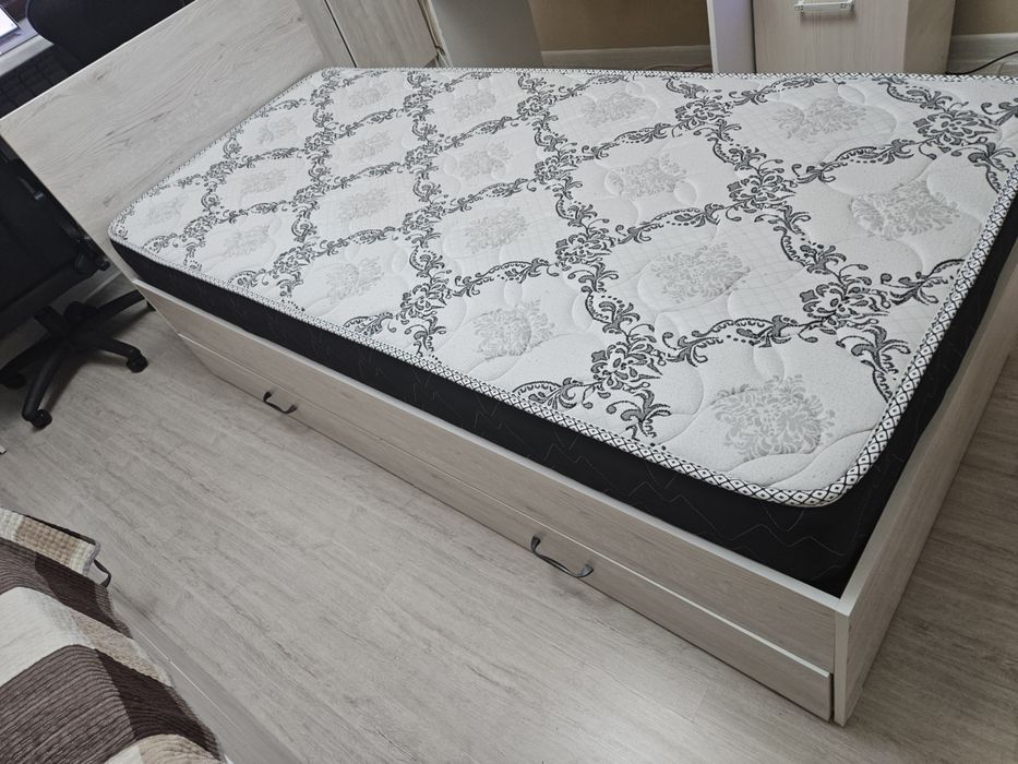 Кровать с матрасом