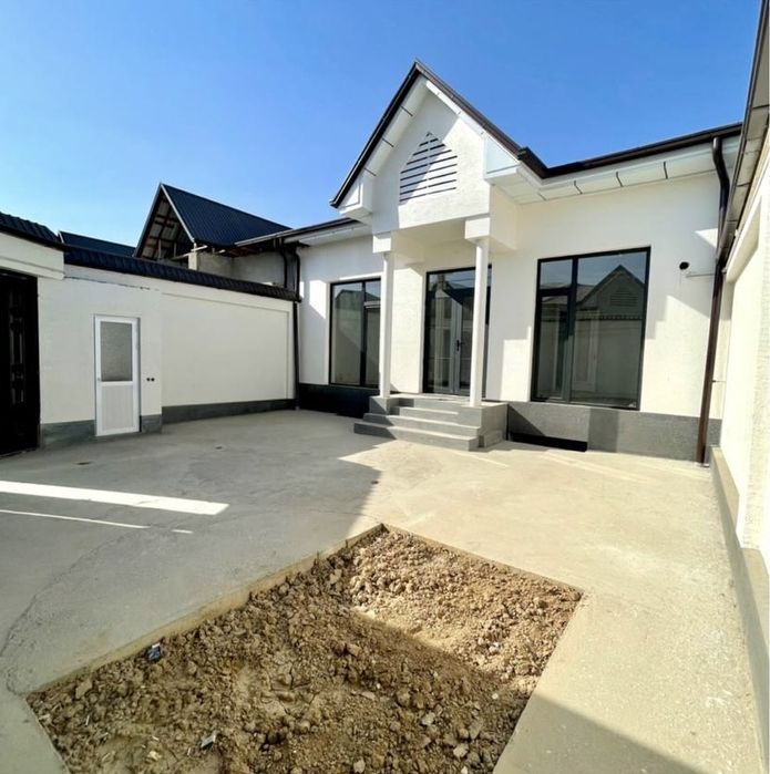 Победа махаласида евро ховли сотилади.10 та хона.Срочно