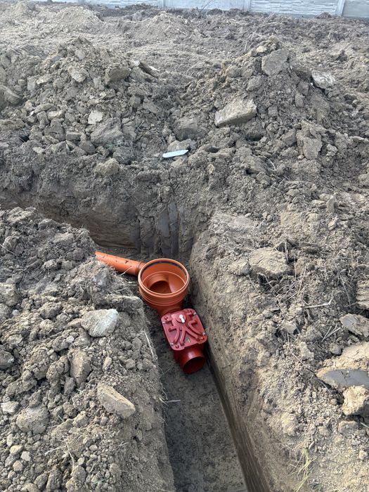 Canalizare curti sapatura si montaj tevi. Bransament apa-canal