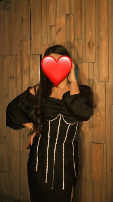 Черное платье с вырезом вместо с корсетом