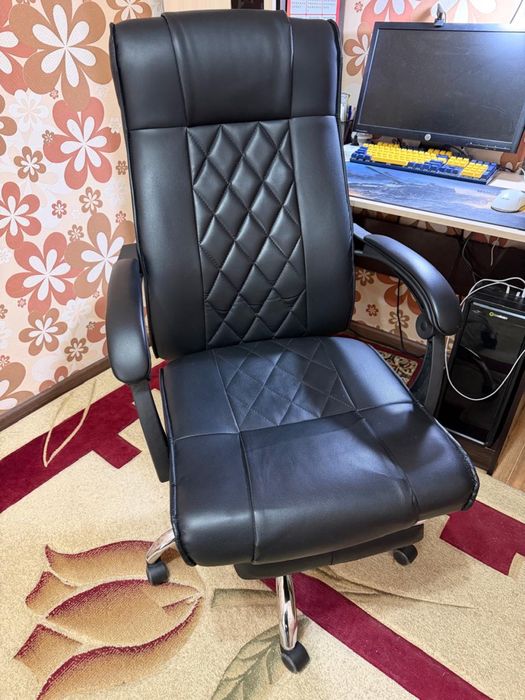 Продам кресло черный