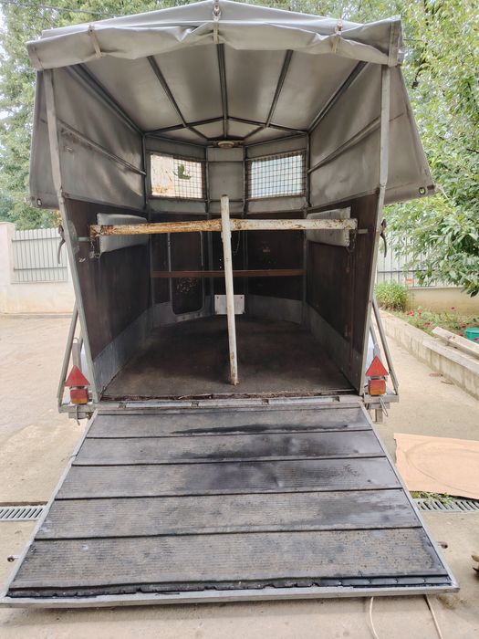 Remorcă pentru transport animale vii