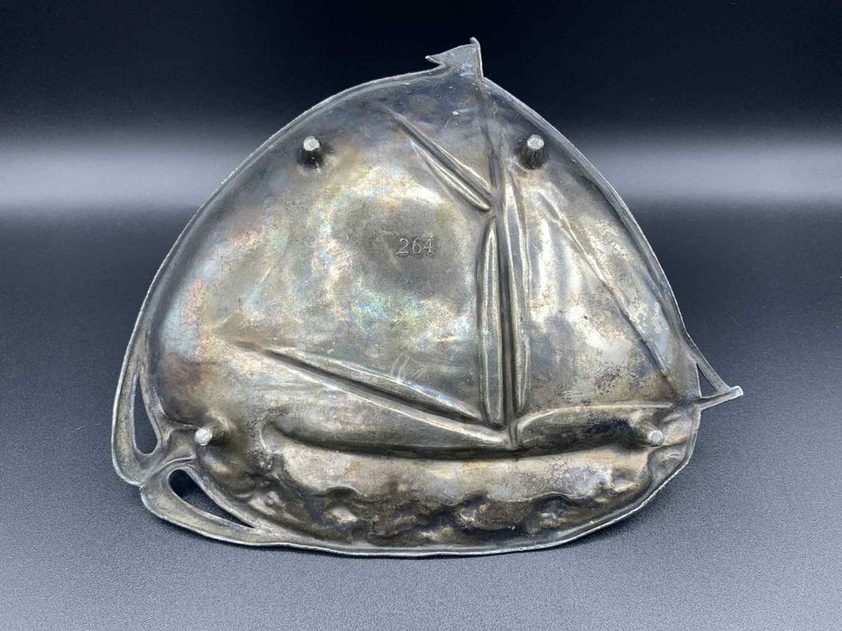 Арт деко метална чиния / пепелник с ветроход -1920–30 г.