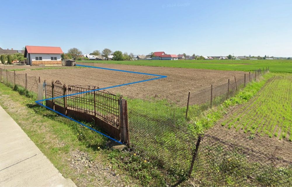 Vând teren intravilan în satul Maneuți