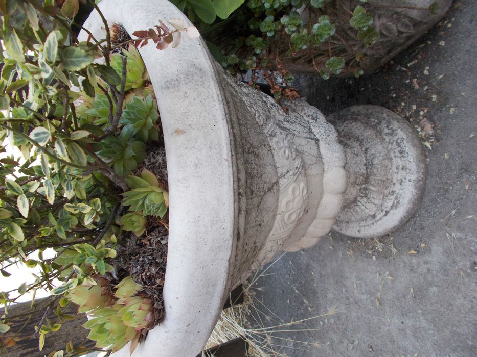 Кашпа , саксия отлят калъп от мраморно брашно, мозайка  и бял цимент