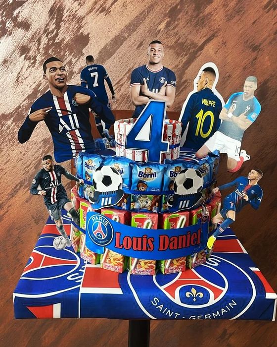 Tort din dulciuri ambalate