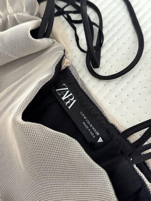 Елегантна къса рокля в нежен бежово-златист нюанс