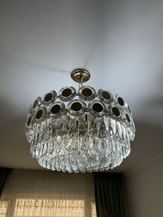 Люстралар сатылады.