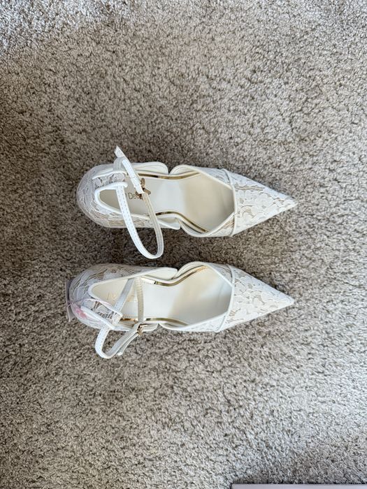 НОВИ бели дантелени обувки на ток DeeZee сватбени